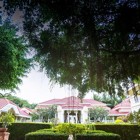 Wora Bura Hua Hin Resort & Spa Extérieur photo The main building of the university