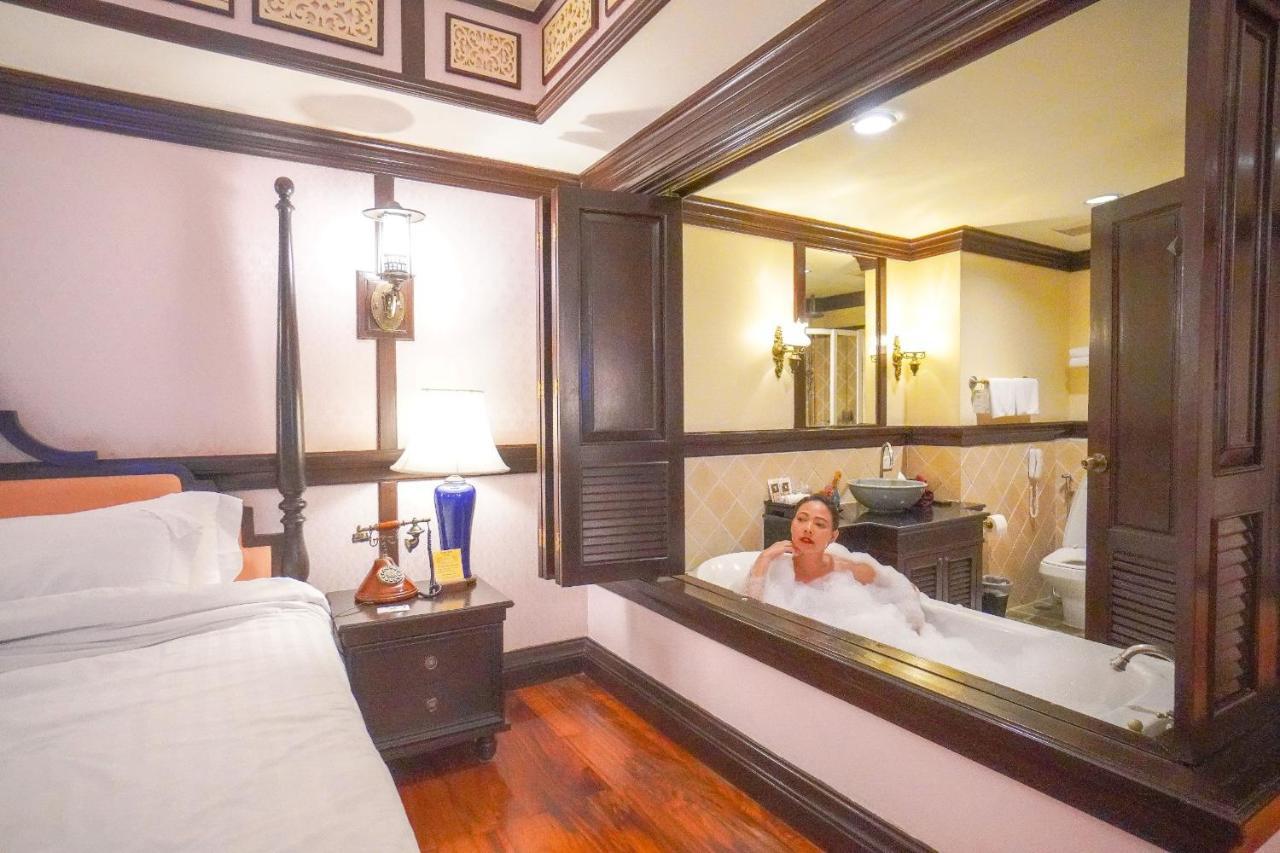 Wora Bura Hua Hin Resort & Spa Extérieur photo A guest in a hotel room