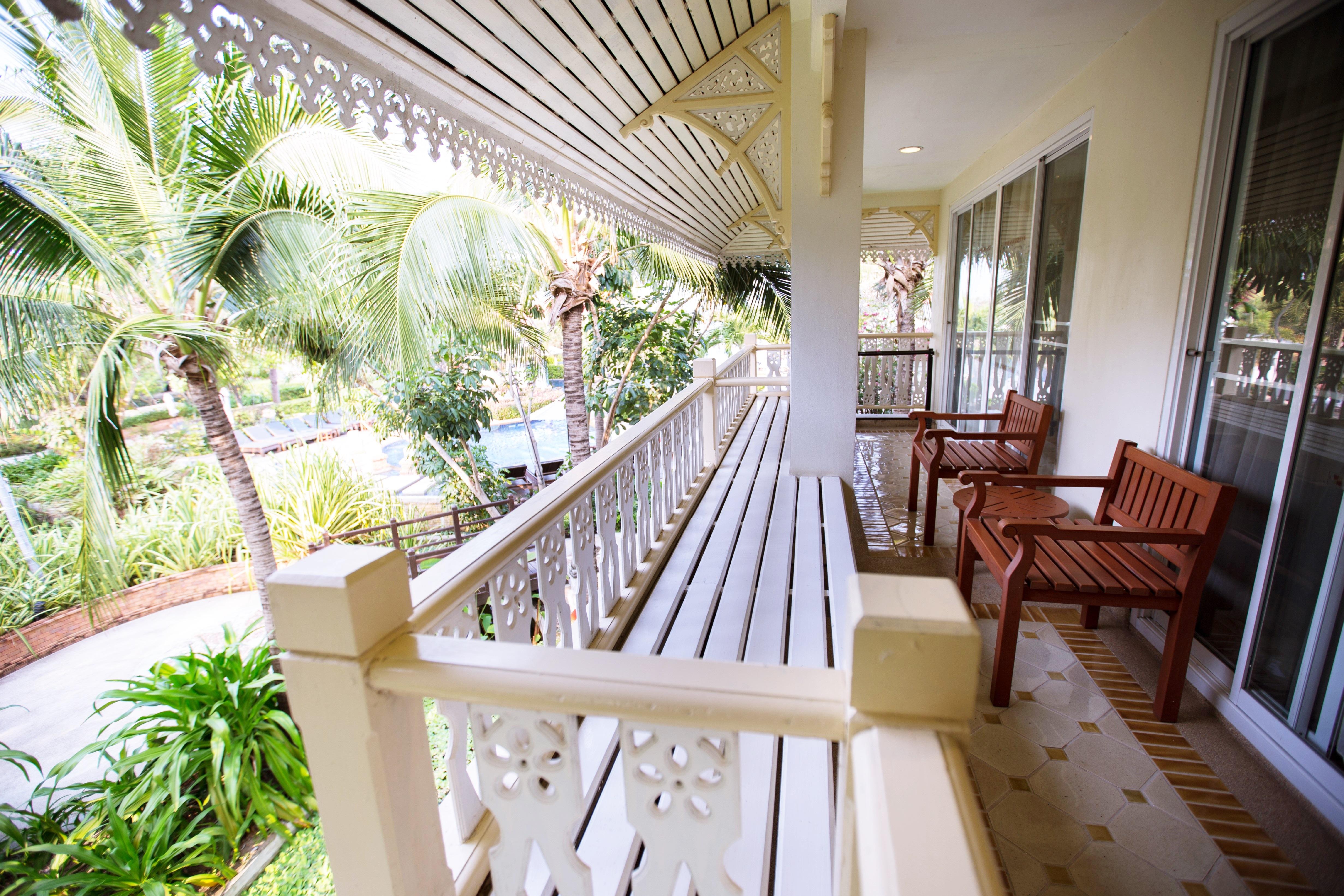 Wora Bura Hua Hin Resort & Spa Extérieur photo A balcony