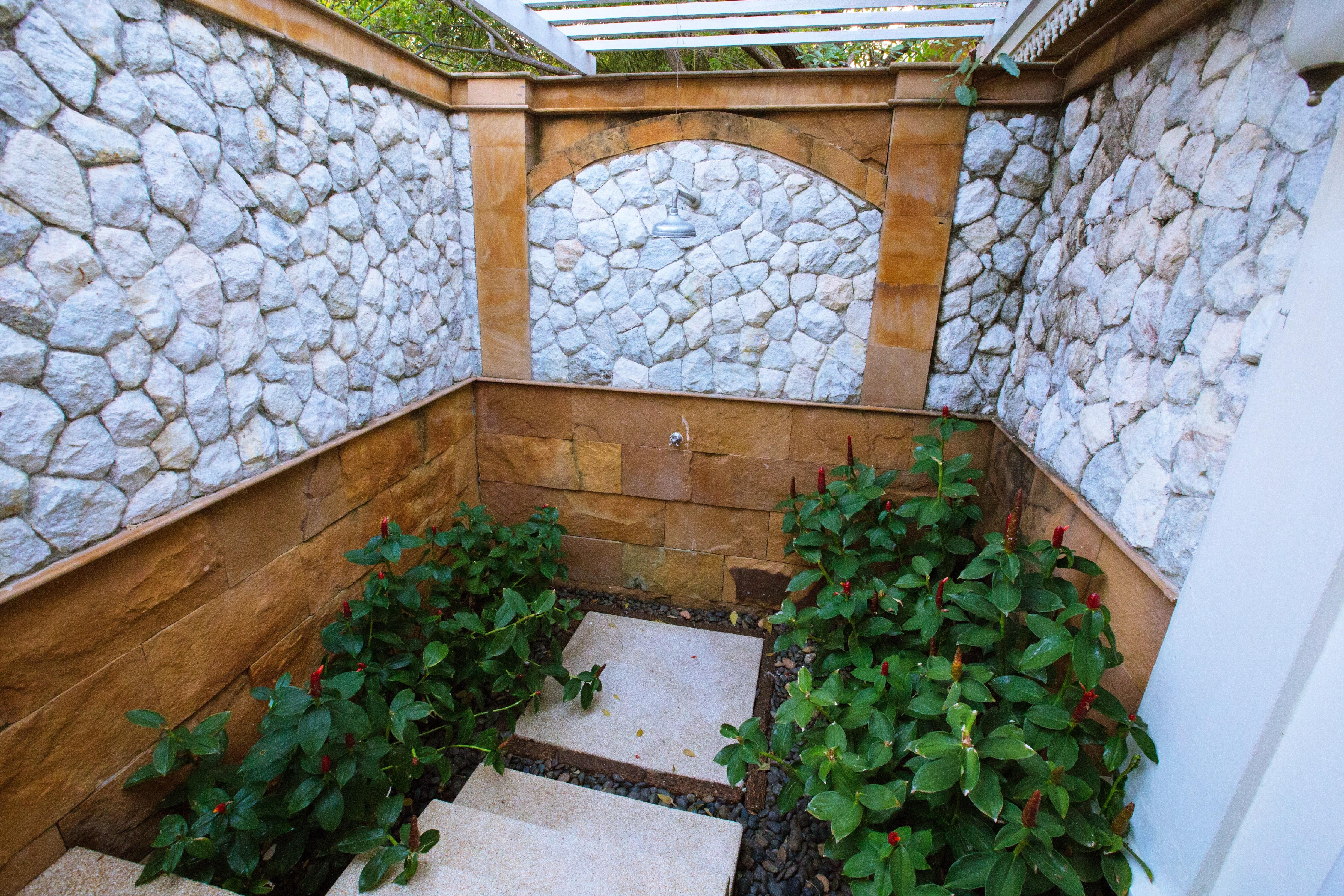 Wora Bura Hua Hin Resort & Spa Extérieur photo A small garden in a private home