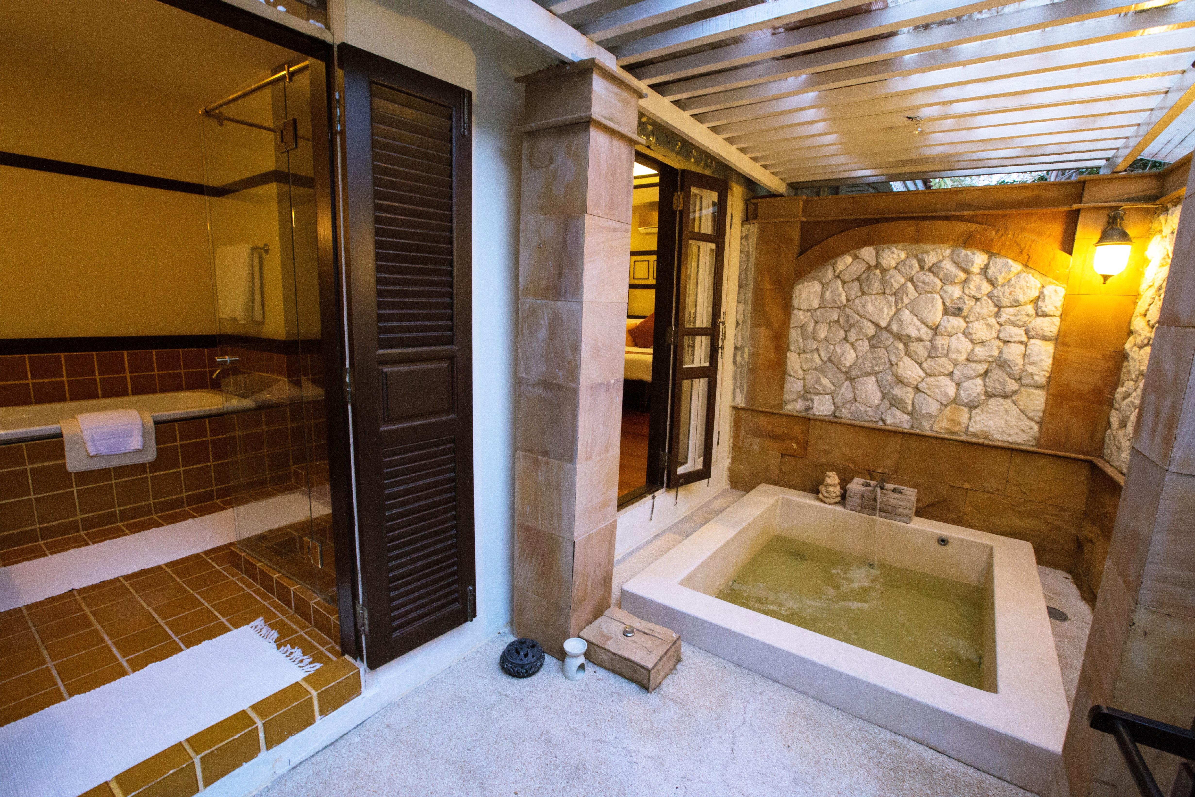 Wora Bura Hua Hin Resort & Spa Extérieur photo A modern Japanese bathroom with a traditional soaking tub