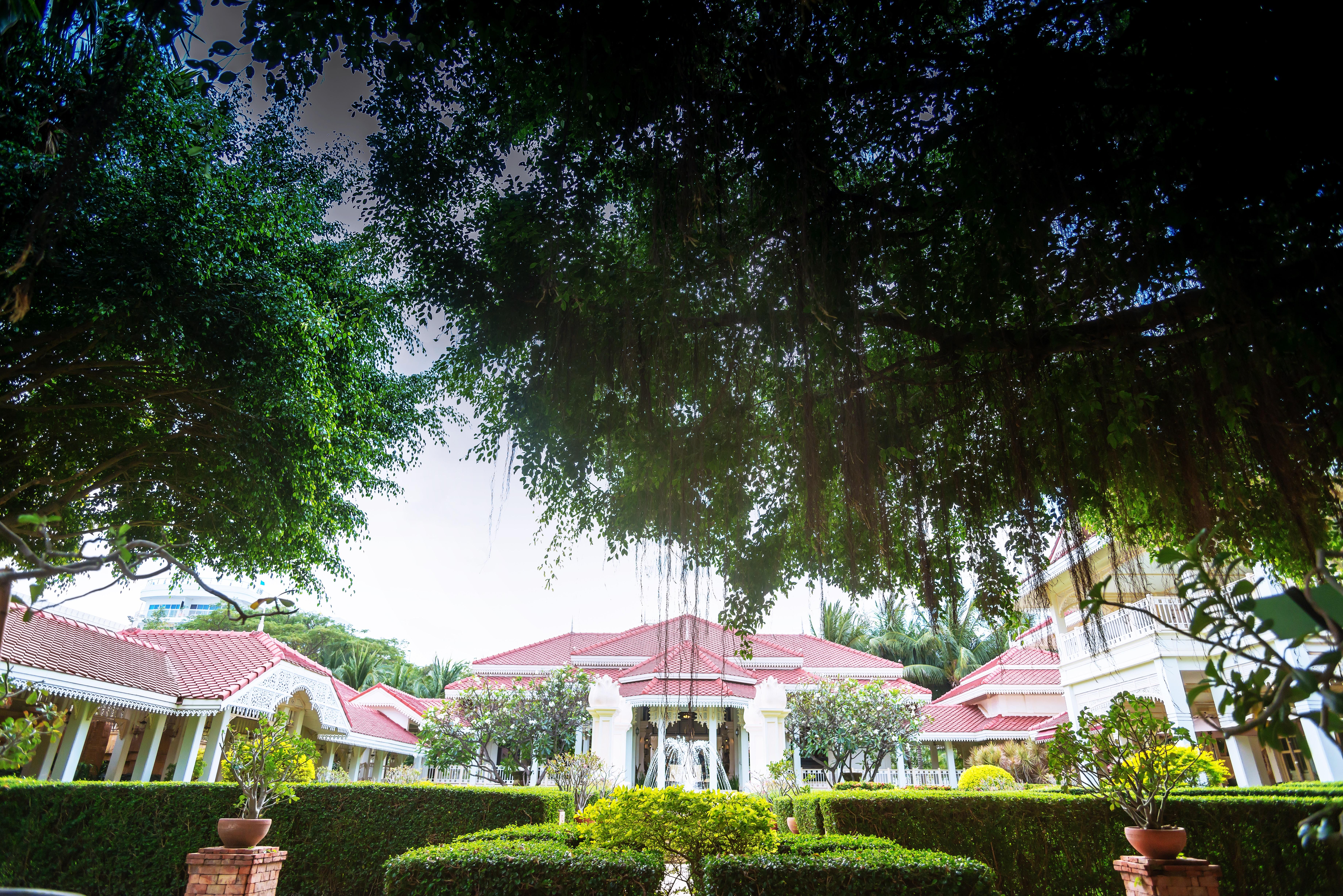 Wora Bura Hua Hin Resort & Spa Extérieur photo The main building of the university