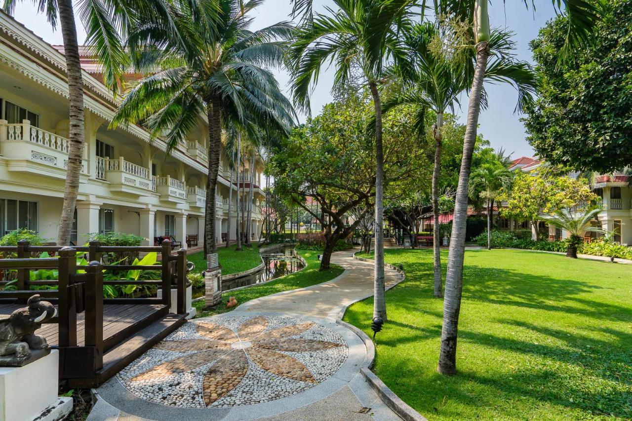 Wora Bura Hua Hin Resort & Spa Extérieur photo The Royal Paradise Hotel and Spa